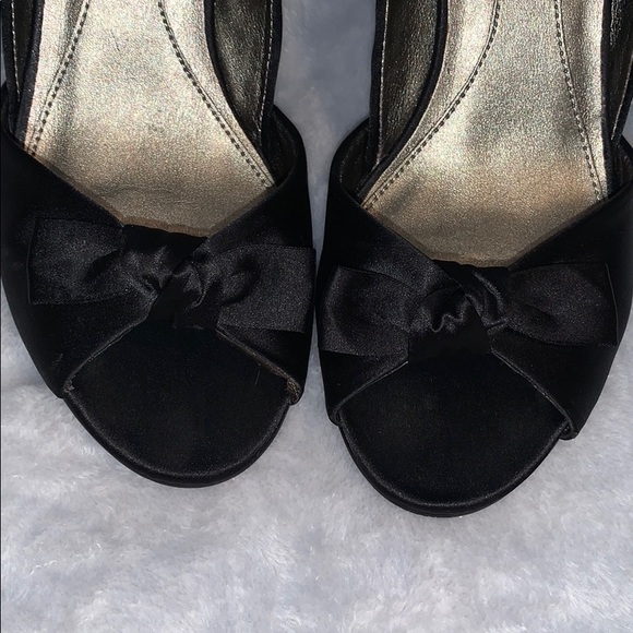 LIKE NEW KENNETH COLE HEELS - Picture 6 of 6